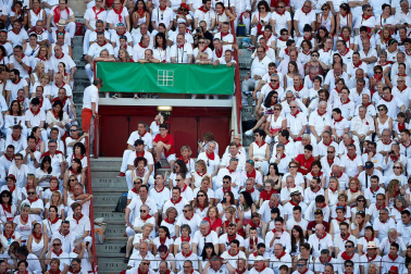 Público asistente a la Plaza de Toros de Pamplona durante la primera corrida de la Feria deL Toro 2019.
