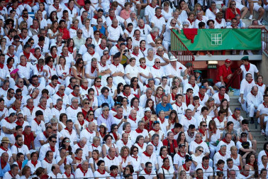 Público asistente a la Plaza de Toros de Pamplona durante la primera corrida de la Feria deL Toro 2019.