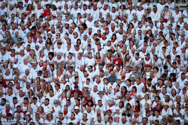 Público asistente a la Plaza de Toros de Pamplona durante la primera corrida de la Feria deL Toro 2019.