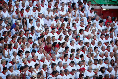 Público asistente a la Plaza de Toros de Pamplona durante la primera corrida de la Feria deL Toro 2019.
