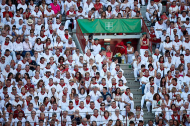 Público asistente a la Plaza de Toros de Pamplona durante la primera corrida de la Feria deL Toro 2019.