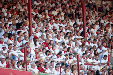 Público asistente a la Plaza de Toros de Pamplona durante la primera corrida de la Feria deL Toro 2019.