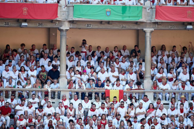 Público asistente a la Plaza de Toros de Pamplona durante la primera corrida de la Feria deL Toro 2019.