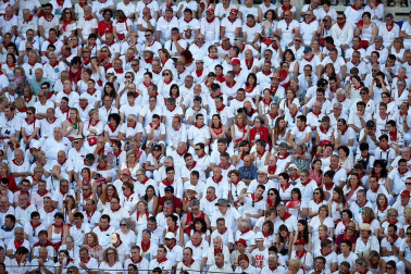 Público asistente a la Plaza de Toros de Pamplona durante la primera corrida de la Feria deL Toro 2019.