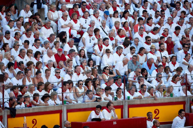 Público asistente a la Plaza de Toros de Pamplona durante la primera corrida de la Feria deL Toro 2019.