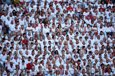 Público asistente a la Plaza de Toros de Pamplona durante la primera corrida de la Feria deL Toro 2019.