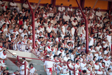 Público asistente a la Plaza de Toros de Pamplona durante la primera corrida de la Feria deL Toro 2019.