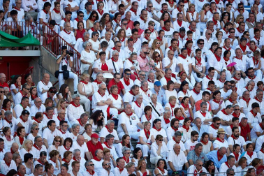 Público asistente a la Plaza de Toros de Pamplona durante la primera corrida de la Feria deL Toro 2019.