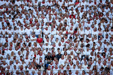 Público asistente a la Plaza de Toros de Pamplona durante la primera corrida de la Feria deL Toro 2019.