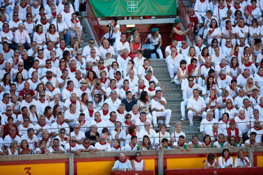 Público asistente a la Plaza de Toros de Pamplona durante la primera corrida de la Feria deL Toro 2019.
