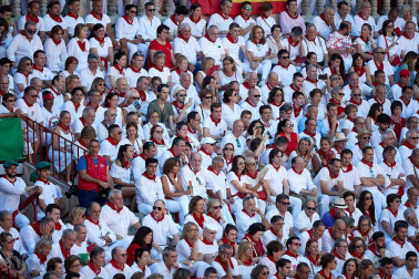 Público asistente a la Plaza de Toros de Pamplona durante la primera corrida de la Feria deL Toro 2019.