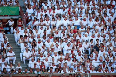 Público asistente a la Plaza de Toros de Pamplona durante la primera corrida de la Feria deL Toro 2019.