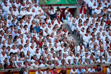 Público asistente a la Plaza de Toros de Pamplona durante la primera corrida de la Feria deL Toro 2019.