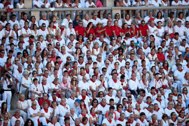 Público asistente a la Plaza de Toros de Pamplona durante la primera corrida de la Feria deL Toro 2019.