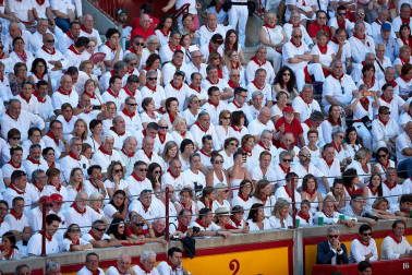 Público asistente a la Plaza de Toros de Pamplona durante la primera corrida de la Feria deL Toro 2019.