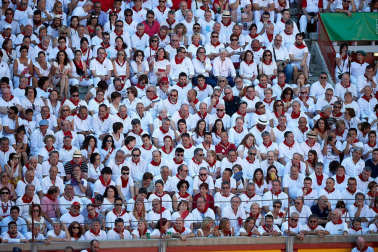 Público asistente a la Plaza de Toros de Pamplona durante la primera corrida de la Feria deL Toro 2019.