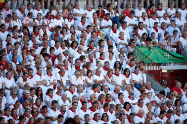 Público asistente a la Plaza de Toros de Pamplona durante la primera corrida de la Feria deL Toro 2019.