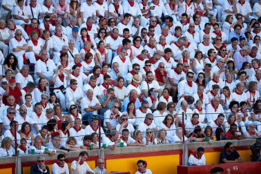Público asistente a la Plaza de Toros de Pamplona durante la primera corrida de la Feria deL Toro 2019.