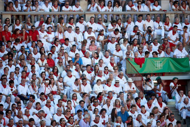 Público asistente a la Plaza de Toros de Pamplona durante la primera corrida de la Feria deL Toro 2019.