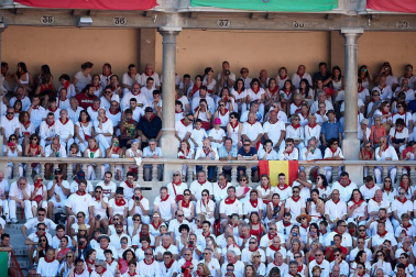Público asistente a la Plaza de Toros de Pamplona durante la primera corrida de la Feria deL Toro 2019.