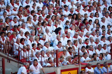 Público asistente a la Plaza de Toros de Pamplona durante la primera corrida de la Feria deL Toro 2019.