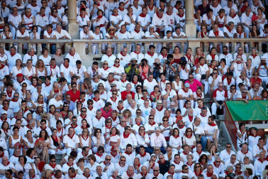Público asistente a la Plaza de Toros de Pamplona durante la primera corrida de la Feria deL Toro 2019.