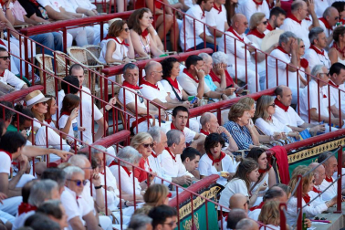 Público asistente a la Plaza de Toros de Pamplona durante la primera corrida de la Feria deL Toro 2019.