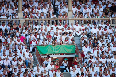 Público asistente a la Plaza de Toros de Pamplona durante la primera corrida de la Feria deL Toro 2019.