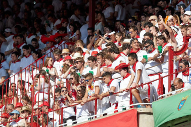 Público asistente a la Plaza de Toros de Pamplona durante la primera corrida de la Feria deL Toro 2019.