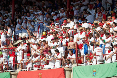 Público asistente a la Plaza de Toros de Pamplona durante la primera corrida de la Feria deL Toro 2019.