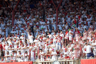 Público asistente a la Plaza de Toros de Pamplona durante la primera corrida de la Feria deL Toro 2019.