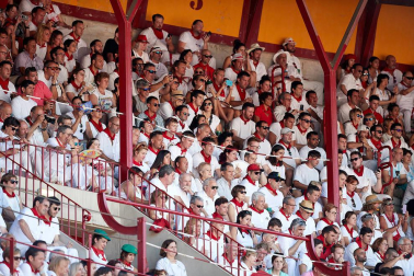 Público asistente a la Plaza de Toros de Pamplona durante la primera corrida de la Feria deL Toro 2019.