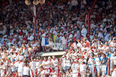 Público asistente a la Plaza de Toros de Pamplona durante la primera corrida de la Feria deL Toro 2019.