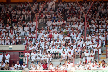 Público asistente a la Plaza de Toros de Pamplona durante la primera corrida de la Feria deL Toro 2019.