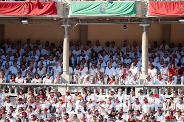 Público asistente a la Plaza de Toros de Pamplona durante la primera corrida de la Feria deL Toro 2019.