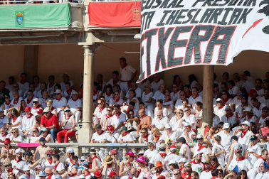 Público asistente a la Plaza de Toros de Pamplona durante la primera corrida de la Feria deL Toro 2019.