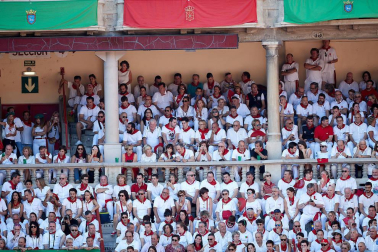 Público asistente a la Plaza de Toros de Pamplona durante la primera corrida de la Feria deL Toro 2019.