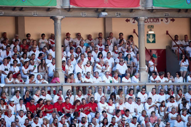 Público asistente a la Plaza de Toros de Pamplona durante la primera corrida de la Feria deL Toro 2019.