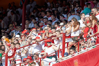 Público asistente a la Plaza de Toros de Pamplona durante la primera corrida de la Feria deL Toro 2019.