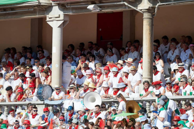 Público asistente a la Plaza de Toros de Pamplona durante la primera corrida de la Feria deL Toro 2019.