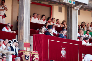 Público asistente a la Plaza de Toros de Pamplona durante la primera corrida de la Feria deL Toro 2019.