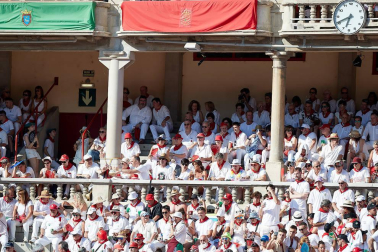 Público asistente a la Plaza de Toros de Pamplona durante la primera corrida de la Feria deL Toro 2019.