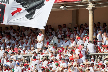 Público asistente a la Plaza de Toros de Pamplona durante la primera corrida de la Feria deL Toro 2019.
