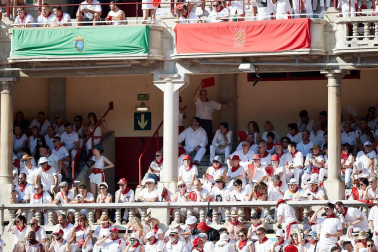 Público asistente a la Plaza de Toros de Pamplona durante la primera corrida de la Feria deL Toro 2019.