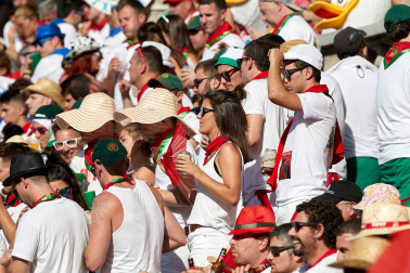 Público asistente a la Plaza de Toros de Pamplona durante la primera corrida de la Feria deL Toro 2019.