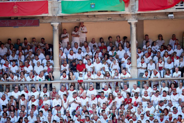 Público asistente a la Plaza de Toros de Pamplona durante la primera corrida de la Feria deL Toro 2019.