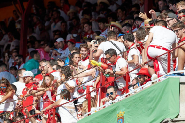 Público asistente a la Plaza de Toros de Pamplona durante la primera corrida de la Feria deL Toro 2019.