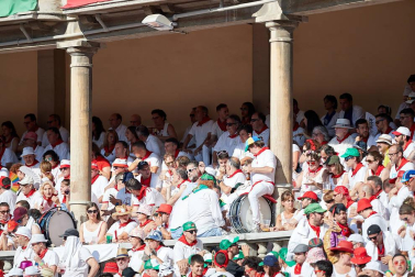 Público asistente a la Plaza de Toros de Pamplona durante la primera corrida de la Feria deL Toro 2019.
