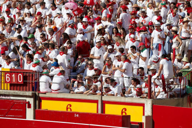 Público asistente a la Plaza de Toros de Pamplona durante la primera corrida de la Feria deL Toro 2019.