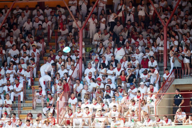 Público asistente a la Plaza de Toros de Pamplona durante la primera corrida de la Feria deL Toro 2019.